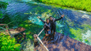 Viajeros practicando ecoturismo en la naturaleza